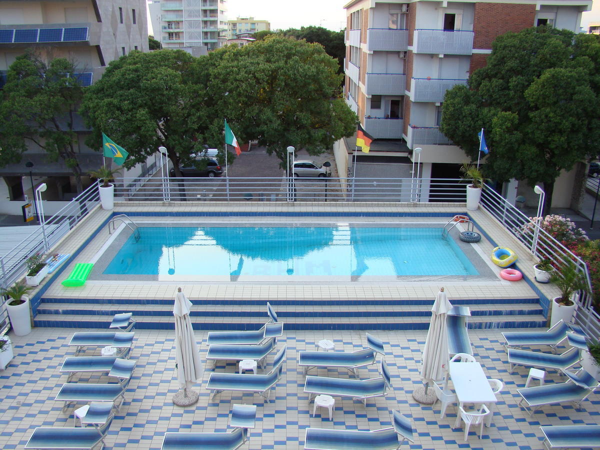 Hotel Blue Marine Lignano Sabbiadoro Exterior photo