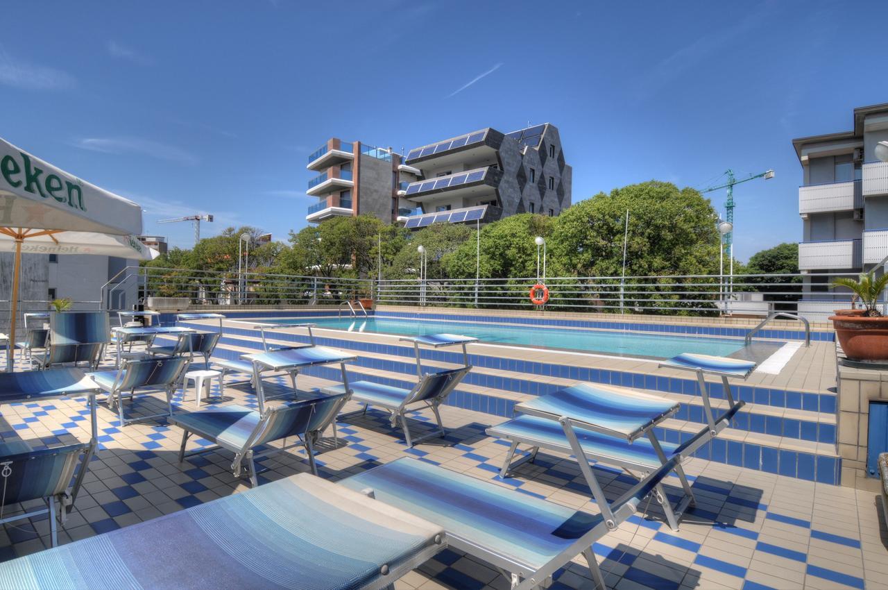 Hotel Blue Marine Lignano Sabbiadoro Exterior photo