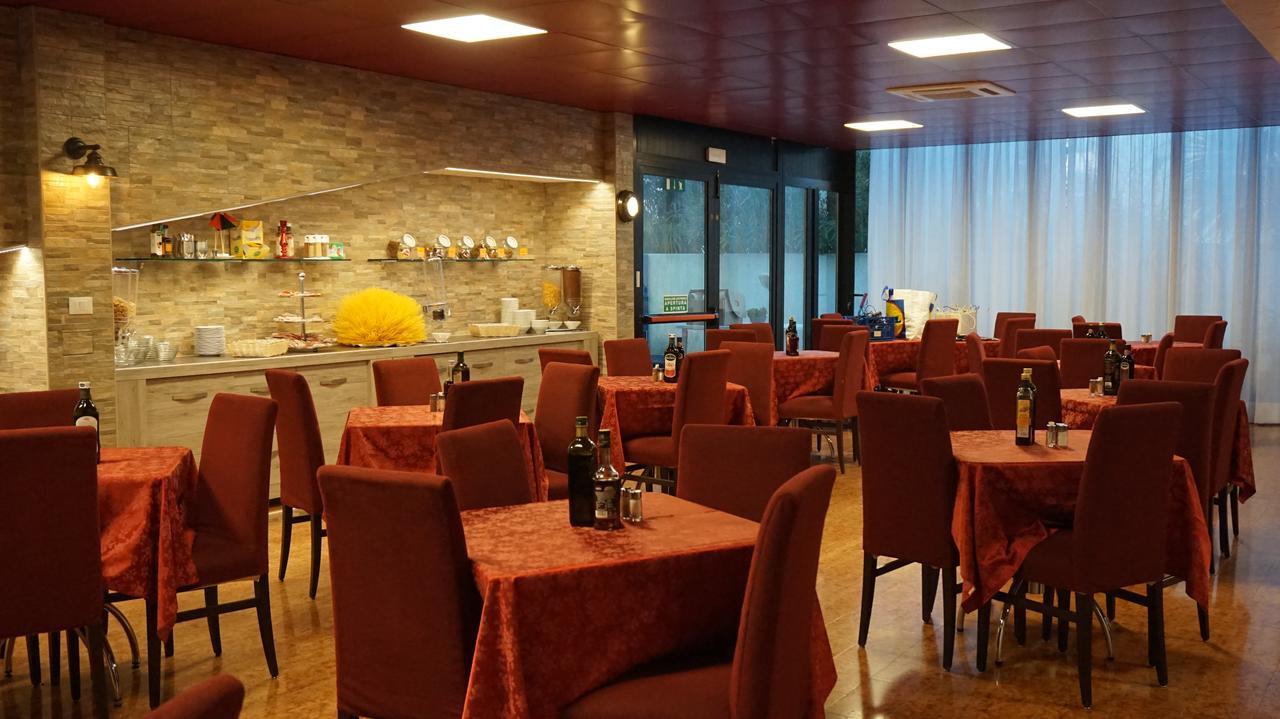 Hotel Blue Marine Lignano Sabbiadoro Exterior photo