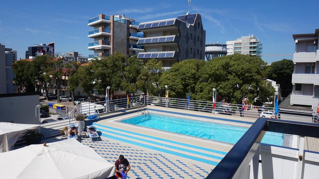 Hotel Blue Marine Lignano Sabbiadoro Exterior photo