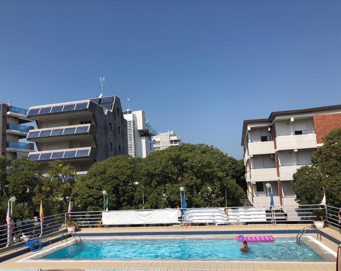 Hotel Blue Marine Lignano Sabbiadoro Exterior photo